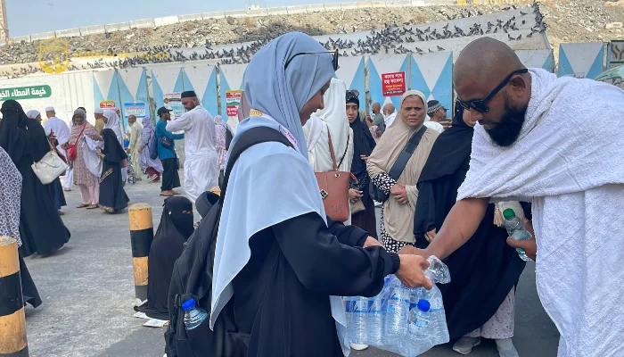 Bagikan 1.200 Botol Air Mineral, Amanah Program Sedekah Air Baitullah Tersampaikan!