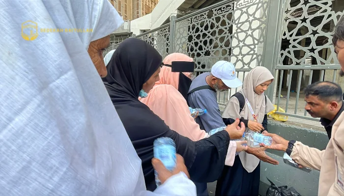 Berbagi di Tanah Suci, Yayasan Alfatihah Salurkan 4.800 Porsi Sedekah Nasi Baitullah Sepanjang Bulan Oktober 2025