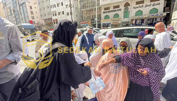 Lebih dari 1000 Botol Air Mineral Tersalurkan Melalui Sedekah Air Baitullah!