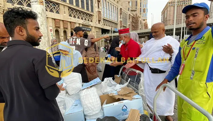 Sedekah Nasi Baitullah: 5.400 Porsi Makanan Tersebar untuk Tamu Allah di Tanah Suci!