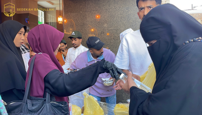 Penyaluran Program Baitullah Ramadhan Tanah Suci Yayasan Alfatihah kepada jamaah di Masjidil Haram